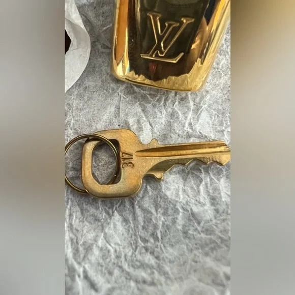 🎉AUTHENTIC Louis Vuitton Gold  Lock and 1 Key - Picture 5 of 8
